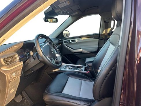 Used 2022 Ford Explorer XLT w/ Equipment Group 202A image 9