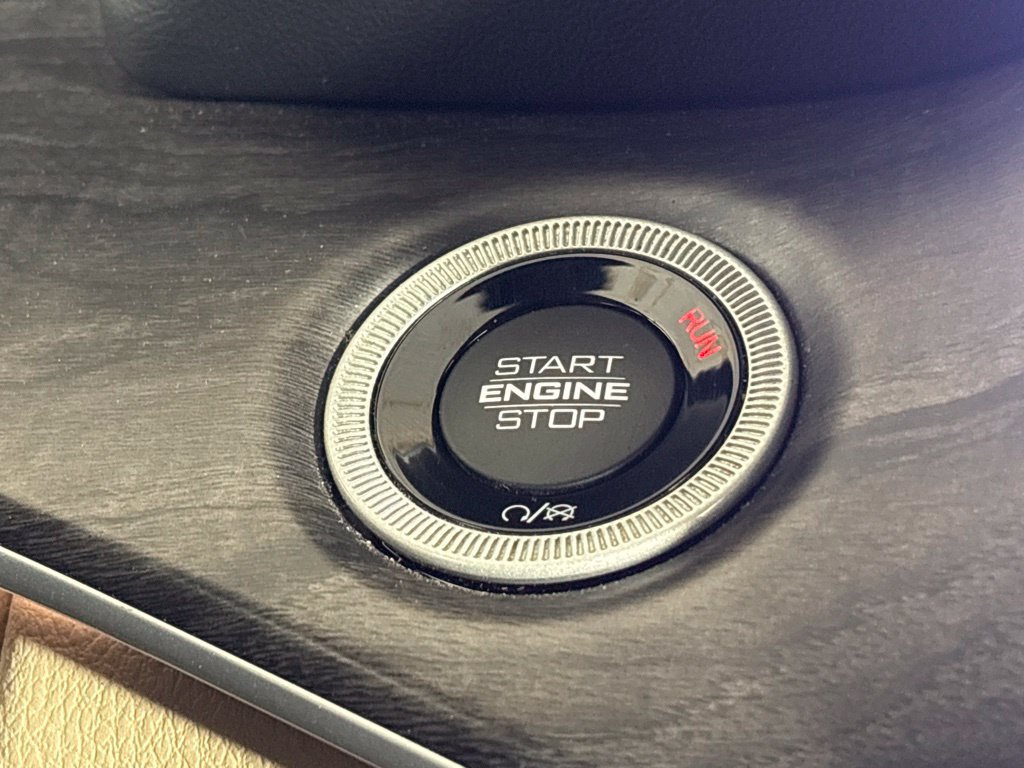 Used 2024 Jeep Grand Cherokee Limited RWD image 32