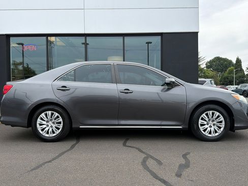 Used 2014 Toyota Camry LE FWD image 3