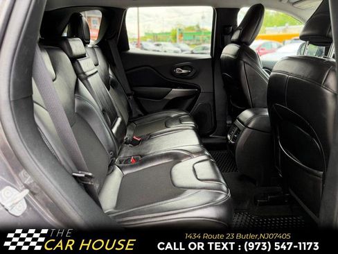 Used 2019 Jeep Cherokee Latitude Plus w/ Cold Weather Group AWD/4WD image 17