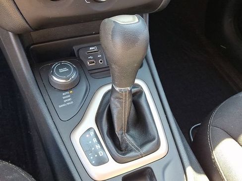 Used 2016 Jeep Cherokee Sport AWD/4WD image 11