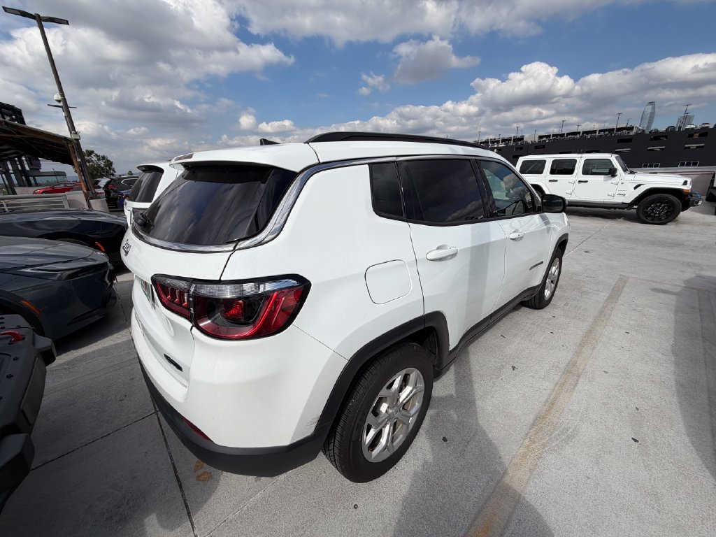 Used 2024 Jeep Compass Latitude AWD/4WD image 2