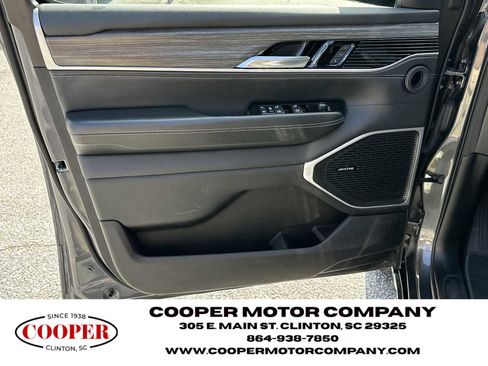 Used 2024 Jeep Wagoneer Series II w/ Flexible Seating Group image 10