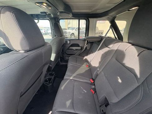 Used 2019 Jeep Wrangler Unlimited Sahara image 21