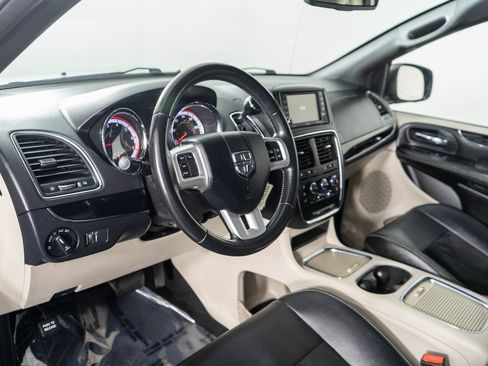 Used 2018 Dodge Grand Caravan SXT image 16