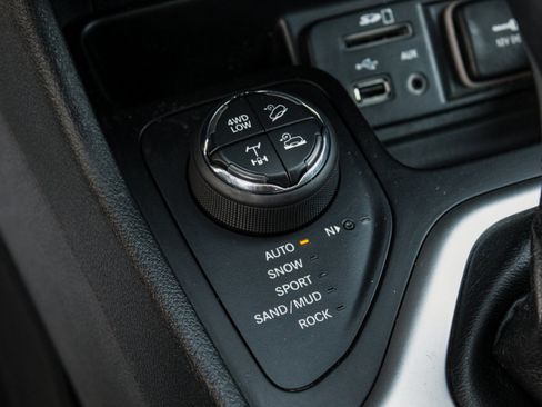 Used 2018 Jeep Cherokee Trailhawk AWD/4WD image 22