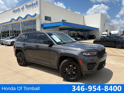 Used 2025 Jeep Grand Cherokee Altitude RWD image 1