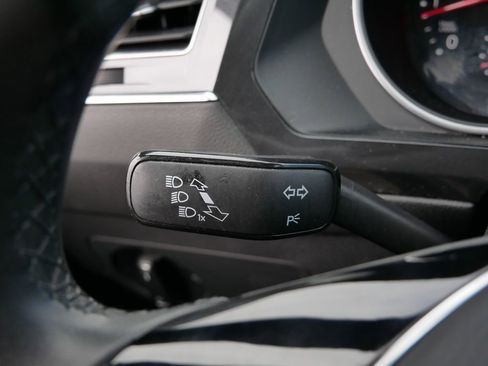 Used 2020 Volkswagen Tiguan SE w/ Panoramic Sunroof Package image 27