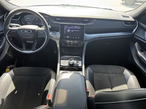 Used 2023 Jeep Grand Cherokee L Laredo image 14