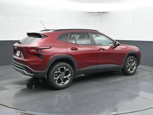 Used 2025 Chevrolet Trax LT FWD image 2
