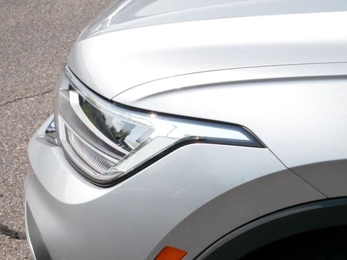 Certified 2024 Volkswagen Tiguan SE w/ Panoramic Sunroof Package AWD/4WD image 16