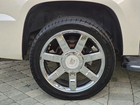 Used 2007 Cadillac Escalade EXT Base AWD 4dr Crew Cab SB w/ Information Package image 29