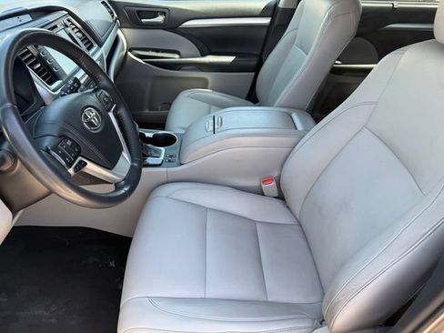 Used 2019 Toyota Highlander XLE AWD/4WD image 9