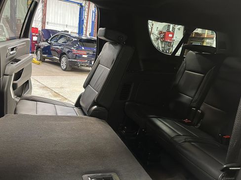 Used 2025 Chevrolet Suburban Z71 image 28