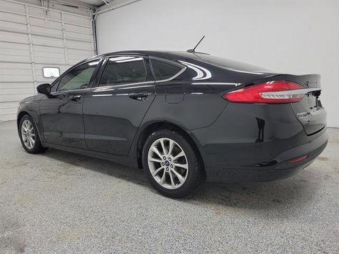 Used 2017 Ford Fusion SE w/ Fusion SE Technology Package image 4