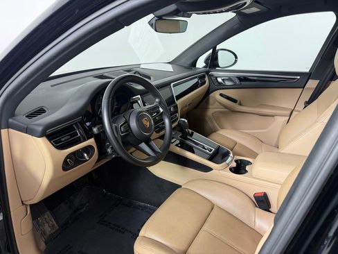 Certified 2023 Porsche Macan image 4