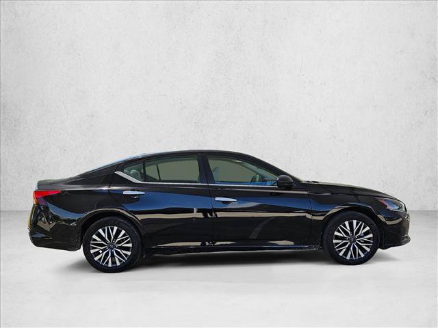 Used 2025 Nissan Altima 2.5 SV FWD image 4