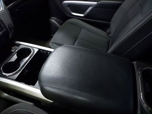 Used 2018 Nissan Titan SV w/ SV Convenience Package image 12