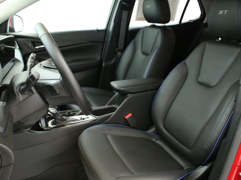 Certified 2026 Buick Encore GX Sport Touring w/ Comfort Package FWD image 11