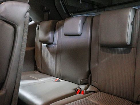 Certified 2019 Toyota Highlander Plus w/ Carpet Mat Package (TMS) FWD image 21