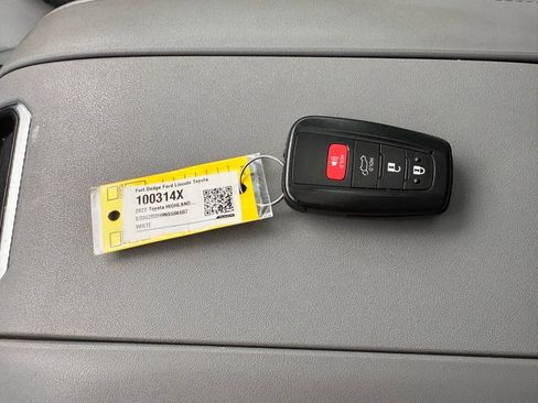 Used 2022 Toyota Highlander XLE AWD/4WD image 36