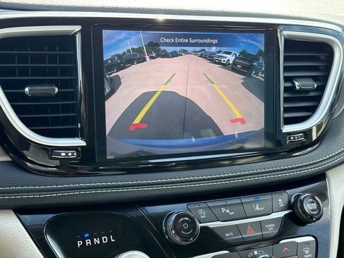 Used 2023 Chrysler Pacifica Touring-L FWD image 23
