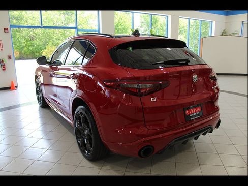 Used 2022 Alfa Romeo Stelvio Veloce AWD/4WD image 7