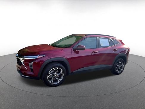 Used 2025 Chevrolet Trax LT w/ LT Convenience Package image 8