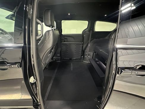 Used 2025 Chrysler Pacifica Select FWD image 12