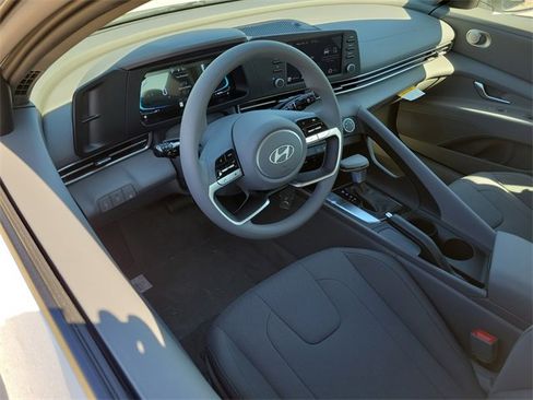 New 2025 Hyundai Elantra SE image 6