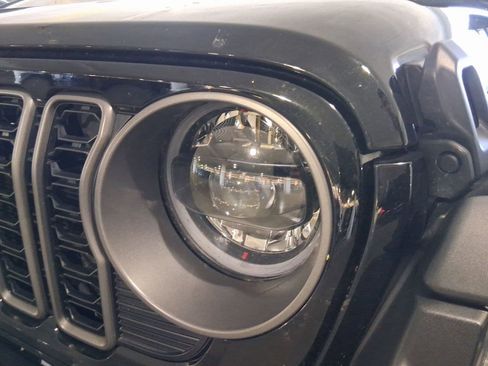 Used 2025 Jeep Gladiator Rubicon w/ Technology Group image 20