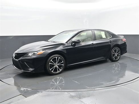 Used 2018 Toyota Camry SE image 1