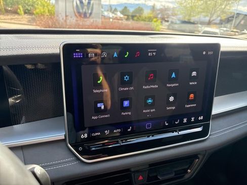 Certified 2025 Volkswagen Tiguan SE R-Line AWD/4WD image 21
