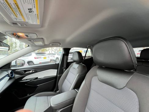 Used 2025 Chevrolet Trax LT FWD image 32