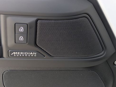 Certified 2025 Land Rover Defender 110 X-Dynamic SE image 22