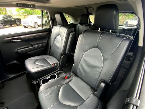 Used 2025 Toyota Highlander Platinum image 21