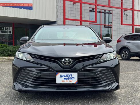 Used 2018 Toyota Camry LE FWD image 8