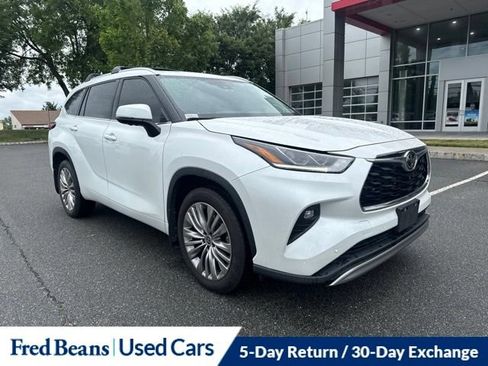 Used 2023 Toyota Highlander Platinum AWD/4WD image 2