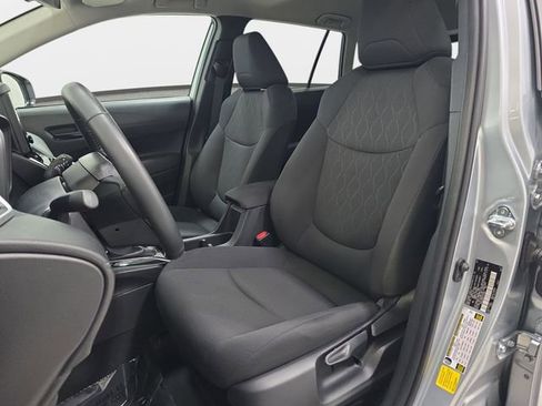 Certified 2025 Toyota Corolla Cross LE image 12