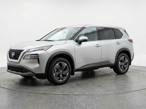 Used 2025 Nissan Rogue SV image 3