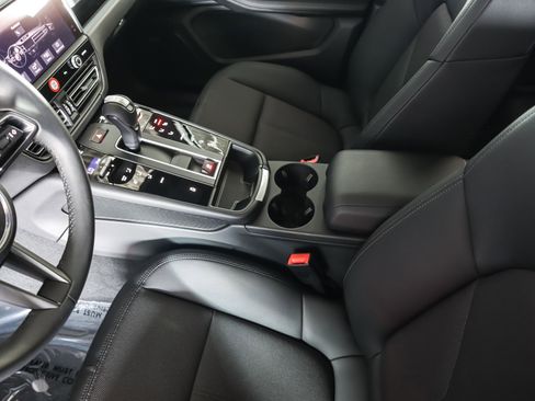 Used 2025 Porsche Macan image 19
