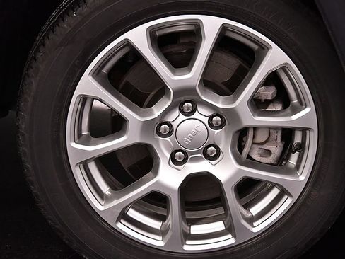 Used 2023 Jeep Compass Latitude AWD/4WD image 9