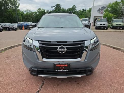 Used 2024 Nissan Pathfinder SL AWD/4WD image 8