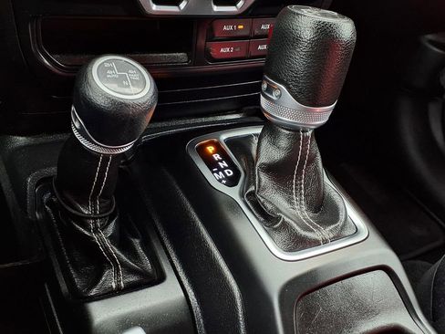 Used 2018 Jeep Wrangler Unlimited Sahara w/ Uconnect 4C Nav & Sound Group AWD/4WD image 8