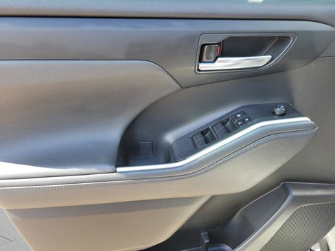 Used 2023 Toyota Highlander XLE FWD image 10