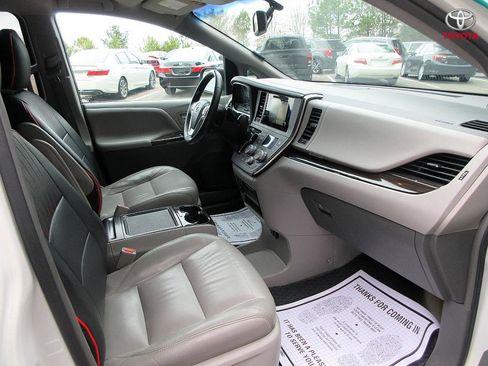 Used 2017 Toyota Sienna Limited image 19
