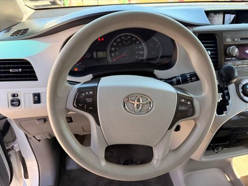 Used 2014 Toyota Sienna LE image 22