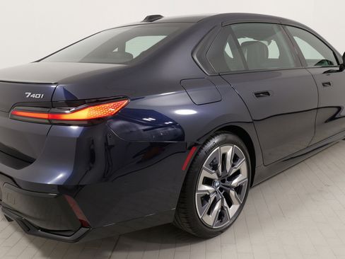 Used 2024 BMW 740i xDrive image 12
