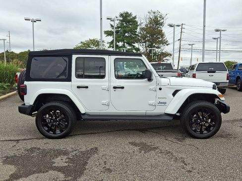 Used 2023 Jeep Wrangler Sahara w/ Cold Weather Group image 12