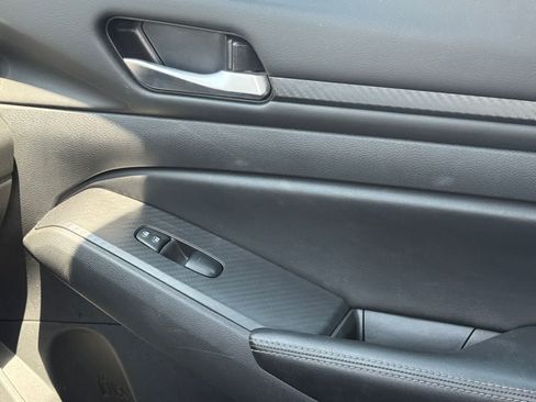 Used 2024 Nissan Altima 2.5 SV FWD image 18